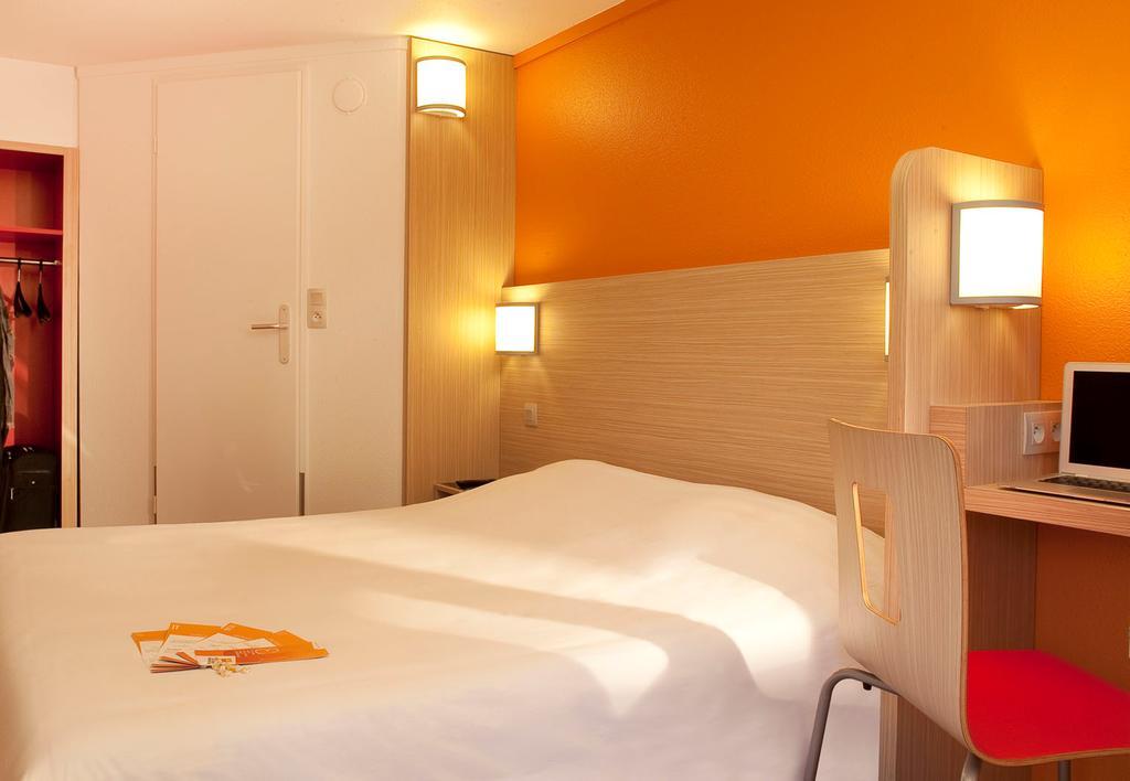 Premiere Classe Valenciennes Ouest Petite Foret Экстерьер фото