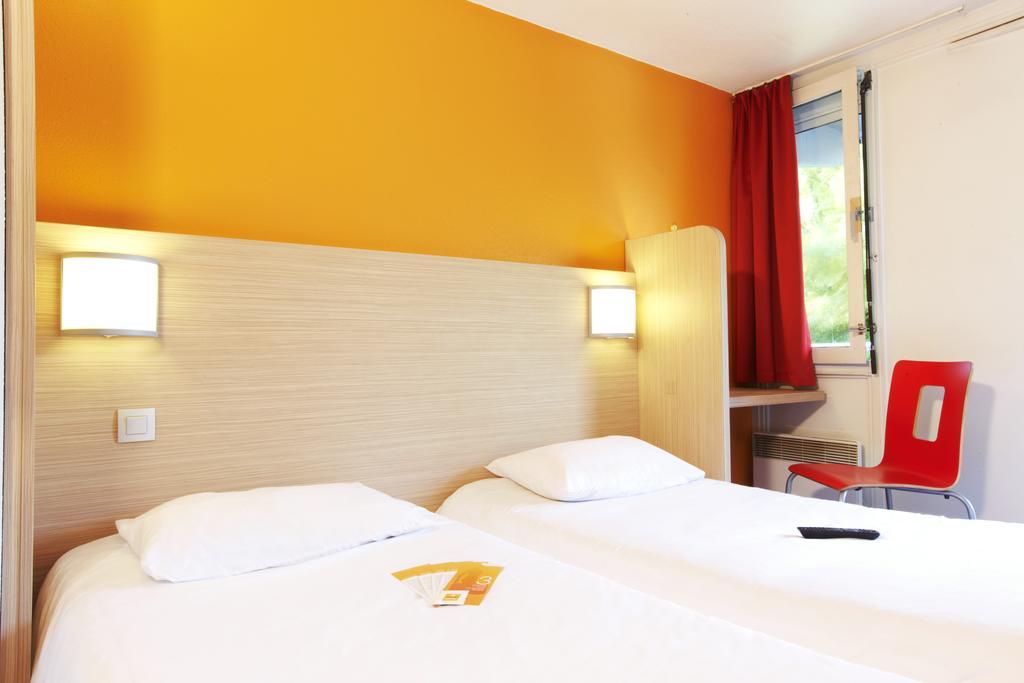 Premiere Classe Valenciennes Ouest Petite Foret Экстерьер фото