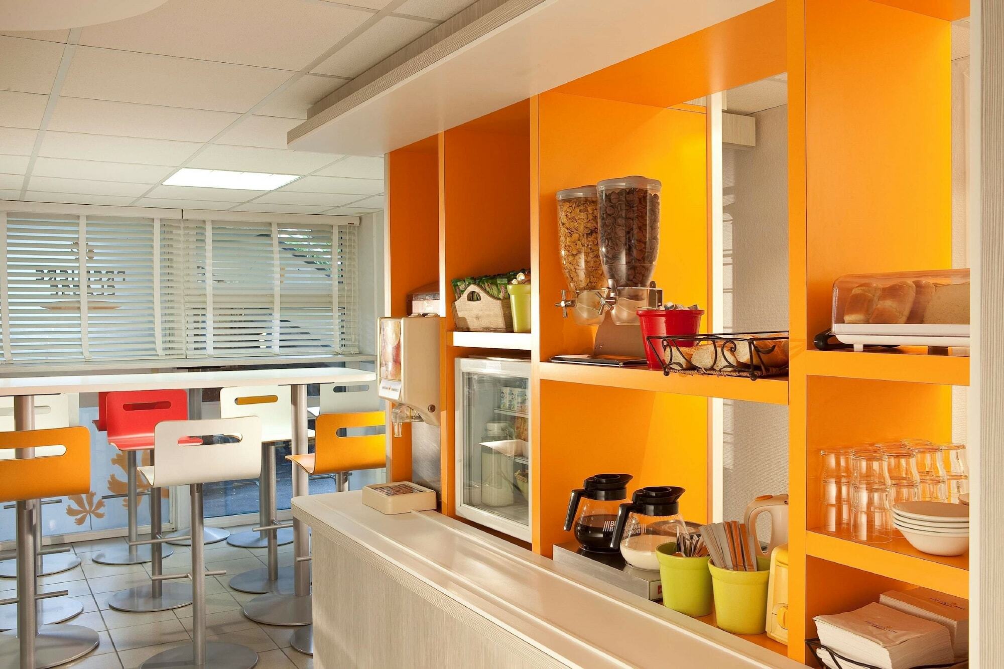 Premiere Classe Valenciennes Ouest Petite Foret Экстерьер фото