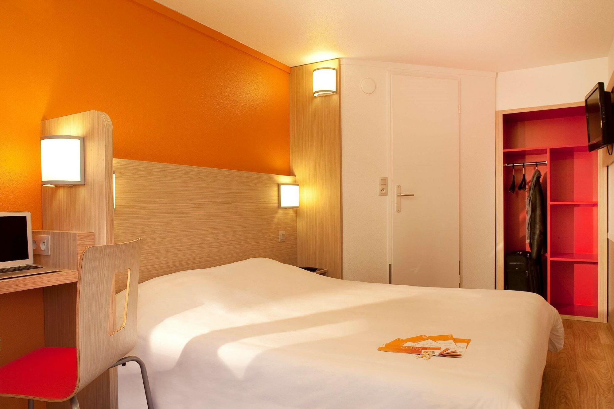 Premiere Classe Valenciennes Ouest Petite Foret Экстерьер фото